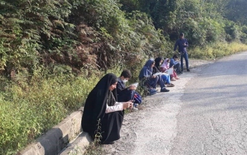 دانش آموزانی که برای دسترسی به اینترنت کنار جاده می نشینند / آموزش وپرورش گیلان این خبر را تکذیب کرد و آن را شیطنت رسانه ای یک دانش آموز دانست