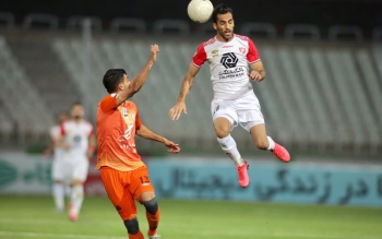 پرسپولیس با تساوی و اخراج لیگ بیستم را آغاز کرد