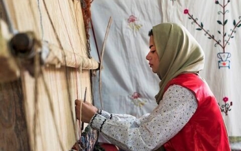 زنان ۹۲ درصد بافندگان فرش دست باف را تشکیل می دهند