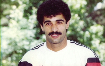 مزار سیروس گل باران شد