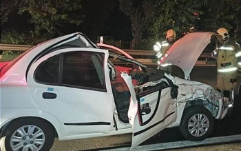 واژگون شدن خودرو و احتباس راننده در برخورد خودروی تیبا با ماشین پارک شده