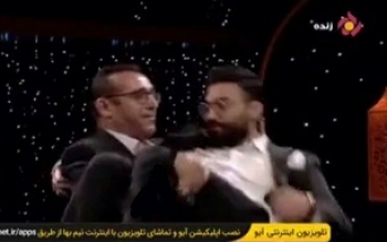جلو بازو زدن پیشکسوت بدنسازی با استفاده از مجری تلویزیون به جای وزنه