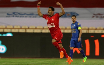 پرسپولیس با شکست استقلال صدرنشین شد/ اولین پیروزی یحیی و شکست فرهاد