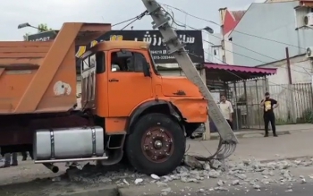 حادثه برخورد کامیون با ۸ خودرو و تیر برق با ۱۱ مصدوم