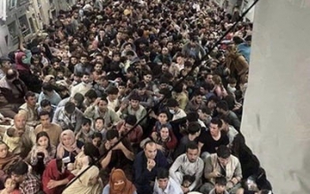 سگ آمریکایی روی صندلی، شهروندان افغان روی زمین (+عکس)