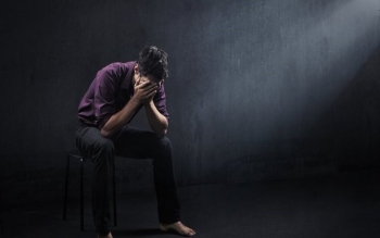 با یک فرد افسرده چگونه باید رفتار کنیم؟/ مرهم باشید؛ نمک روی زخم نه!