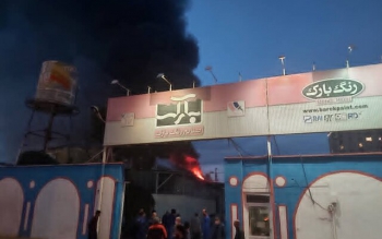 آتش سوزی گسترده در کارخانه رنگ بارک قم/نگرانی بابت وقوع حادثه ثانوی بسیار شدید/عکس و فیلم