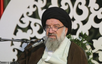 تلاش دشمن در فضای مجازی جدایی مردم از ولایت است