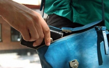 سرقت های سریالی با پرتاب آب دهان رو دست رهگذران! 