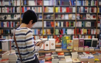 دانش آموزان در روخوانی افت وحشتناکی دارند/کتابخوانی را برای بچه هایتان اجباری کنید