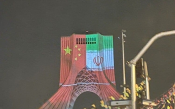 علت نورپردازی پرچم چین کنار پرچم ایران در میدان آزادی چه بود