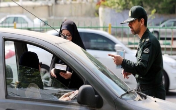 پیامک کشف حجاب برای خانم مجری با چادر و ساق دست/عکس