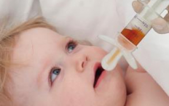 بهترین زمان و روش دادن قطره آهن به نوزاد 
