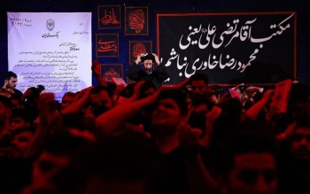 بنر کنایه آمیز هیأت مداح مشهور در شب قدر/ تصویر نامه متهم فراری روی دیوار هیات/تصاویر