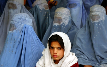 زنان سرپیچی کنند مردهای خانواده مجازات می‌شوند