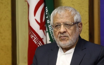 بادامچیان به مجری من و تو: تو چرا جیغ می زنی؟ به توچه؟