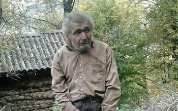 «عزیزِ»غارنشین بعد از ۶۰ سال زندگی در جنگل های فومن به بهزیستی منتقل شد
