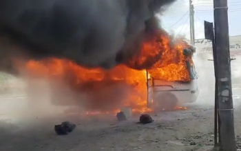 آتش گرفتن مینی بوس با ۲۰ مسافر در جاده رشت به فومن