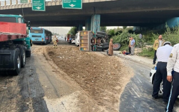 عبور مرگبار عابرپیاده از عرض بزرگراه/ واژگونی بامدادی ۲ کامیون در تهران