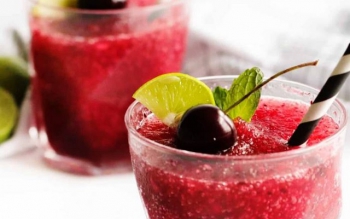 طرز تهیه یخ در بهشت آلبالو به ۴ روش