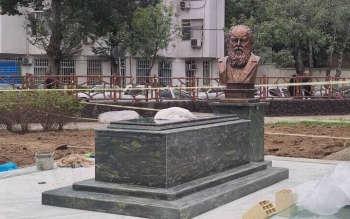 تصویری از آرامگاه «سایه» پس از نصب سردیس و سنگ قبر