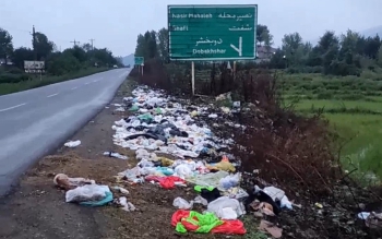 کار زیبای ۲ دوستدار محیط زیست با پاکسازی حاشیه جاده روستای «ازبر بالا»ی فومن