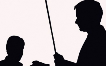 پدر دانش آموز تنبیه شده: پسرم سردرد دارد و بی حال است