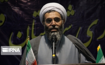 سردسته فرقه رجوی خودش روسری دارد ولی به دختران ما می گوید روسری هایتان را آتش بزنید