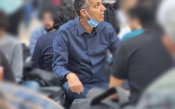 عادل فردوسی پور در جمع دانشجویان مقابل سلف دانشگاه شریف/عکس