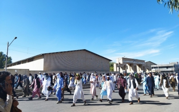 تجمع تعدادی در زاهدان در میدان منتهی به مسجد مکی 