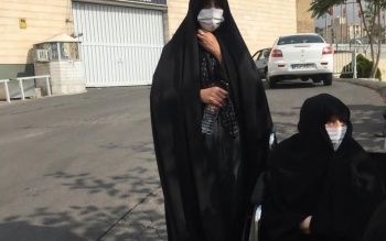 مادر فائزه هاشمی با ویلچر به ملاقات دخترش در اوین رفت/عکس