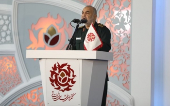 دشمن می خواهد خیابان های ما مملو از شراب خانه  و مراکز قمار باشد/هیچ ایرانی حاضر نیست انقلابش به خاطر مشکلات اقتصادی آسیب ببیند