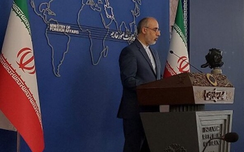 حضور متفاوت سخنگوی وزارت خارجه در نشست خبری/ماجرای ماسک شیمیایی کنعانی مقابل خبرنگاران چیست؟