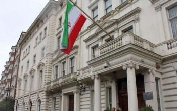 انتقاد به تهدید مراجعان به سفارت ایران در لندن