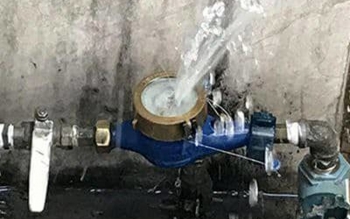  خطر یخ زدگی کنتور و شبكه آب در سرما را جدی بگیرید/از پوشش عایق مناسب استفاده کنید