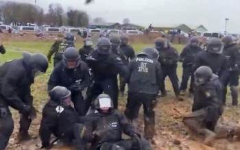 ویدیویی از گل گیر شدن ماموران پلیس ضد شورش آلمان