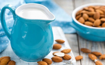 چند لیوان شیر بادام معادل یک لیوان شیر است؟