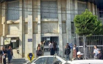 قفل کردن درِ بانک و محبوس شدن کارمندان، در پی مخالفت با وام مشتری