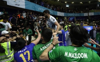 کتک کاری شدید ملی پوش والیبال با تماشاگران