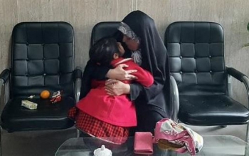 پلیس آستانه اشرفیه دختربچه گمشده را به آغوش خانواده اش بازگرداند
