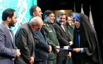 حسین شریعتمداری جهادگر رسانه ای سال شد، سخنگوی دولت رئیسی، چهره رسانه ای ۱۴۰۱/ تقدیر از آمنه سادات ذبیح پور