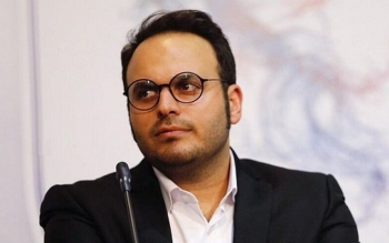  باید پشت میز نشینان خود حق پندار را سر جایشان بنشانیم