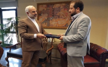  آقای مدیر به دلیل هدیه دادن به خودش از جیب بازنشستگان برکنار شد!
