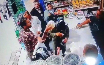 صدور حکم جلب برای مردی که روی ۲ زنِ بدون حجاب ماست ریخته بود/زنان هم به جرم کشف حجاب احضار شدند