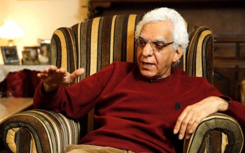نصب سنگ مزار کیومرث پوراحمد ؛ ساده ساده همانطور که خودش وصیت کرده بود/فیلم