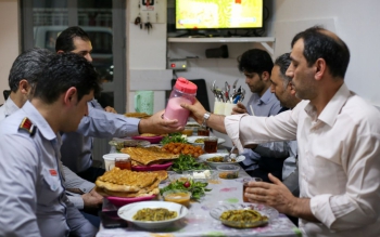 گزارش تصویری از افطاری در ایستگاه آتش نشانی رشت