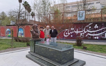 دیدار کیومرث پوراحمد از مزار هوشنگ ابتهاج در رشت