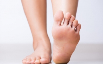 چرا نباید پابرهنه در خانه راه برویم؟
