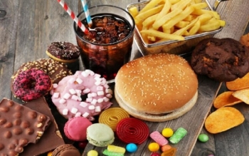 این غذاها و نوشیدنی ها پیرتان می کند
