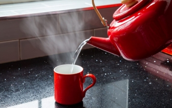 معجزه باورنکردنی نوشیدن آب گرم اول صبح با معده خالی
